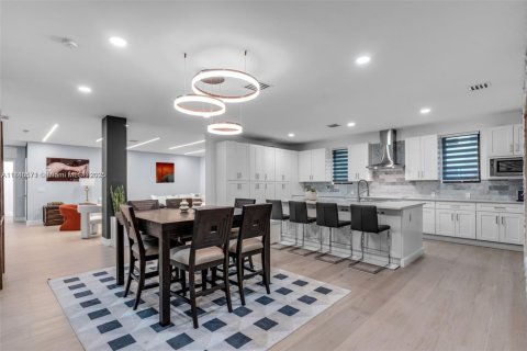House in Coral Gables, Florida 4 bedrooms, 303.51 sq.m. № 1830868 - photo 2