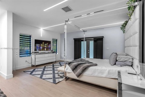 House in Coral Gables, Florida 4 bedrooms, 303.51 sq.m. № 1830868 - photo 5