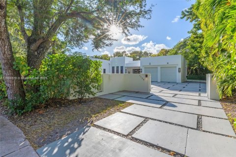 House in Coral Gables, Florida 4 bedrooms, 303.51 sq.m. № 1830868 - photo 15