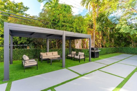 House in Coral Gables, Florida 4 bedrooms, 303.51 sq.m. № 1830868 - photo 11