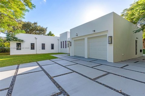 House in Coral Gables, Florida 4 bedrooms, 303.51 sq.m. № 1830868 - photo 13