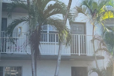 Condominio en alquiler en Miami, Florida, 2 dormitorios, 76.55 m2 № 2051308 - foto 2