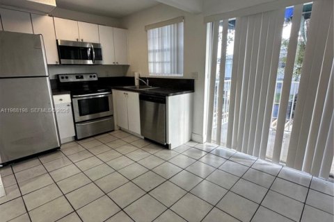 Condominio en alquiler en Miami, Florida, 2 dormitorios, 76.55 m2 № 2051308 - foto 5