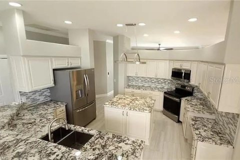 Casa en alquiler en Fort Myers, Florida, 4 dormitorios, 237.46 m2 № 1850096 - foto 2
