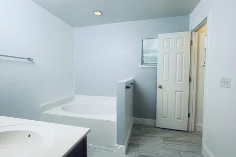 Casa en alquiler en Kissimmee, Florida, 4 dormitorios, 193.98 m2 № 1829608 - foto 10
