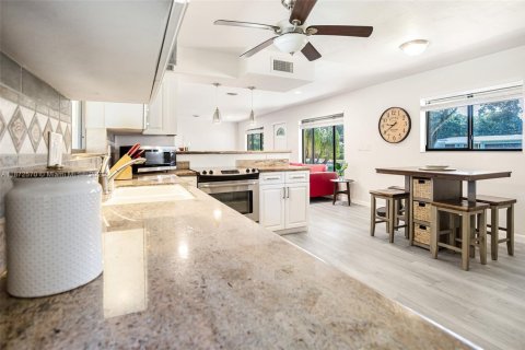 House in Plantation, Florida 3 bedrooms, 162.39 sq.m. № 1921573 - photo 9
