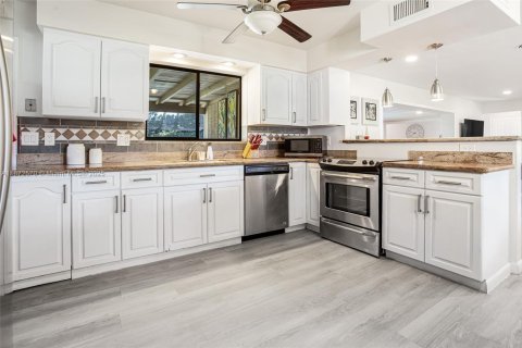 House in Plantation, Florida 3 bedrooms, 162.39 sq.m. № 1921573 - photo 8