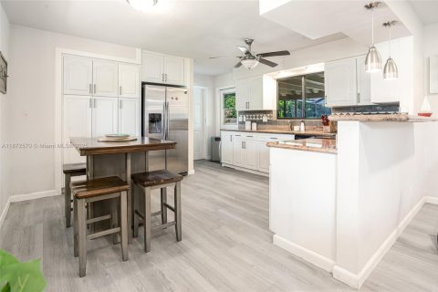 House in Plantation, Florida 3 bedrooms, 162.39 sq.m. № 1921573 - photo 12
