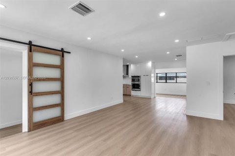 Villa ou maison à vendre à Miami, Floride: 3 chambres, 152.08 m2 № 2084463 - photo 4