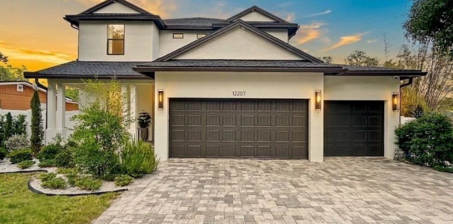 House in Tampa, Florida 4 bedrooms, 348.48 sq.m. № 2201424