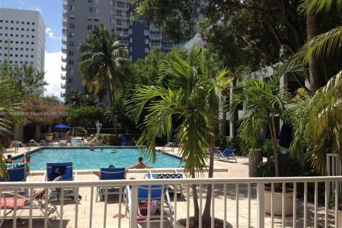 Condo in Miami, Florida, 2 bedrooms  № 1867602 - photo 15