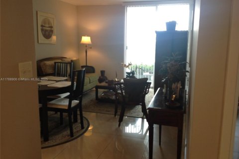 Condo in Miami, Florida, 2 bedrooms  № 1867602 - photo 9