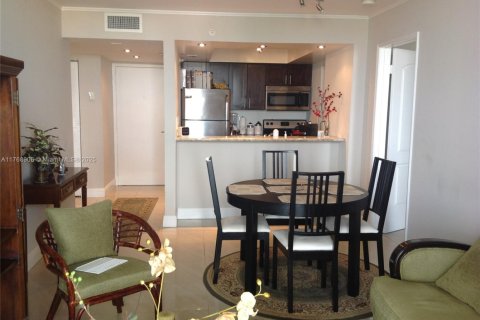 Condo in Miami, Florida, 2 bedrooms  № 1867602 - photo 1