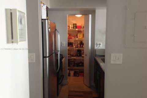 Condo in Miami, Florida, 2 bedrooms  № 1867602 - photo 6
