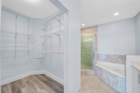 Condo in North Bay Village, Florida, 2 bedrooms  № 1975384 - photo 23