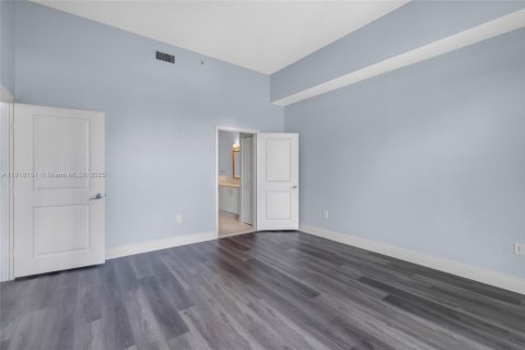 Condo in North Bay Village, Florida, 2 bedrooms  № 1975384 - photo 19