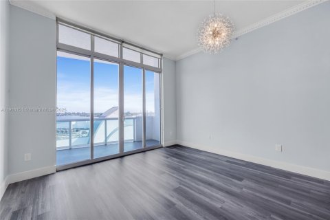 Condo in North Bay Village, Florida, 2 bedrooms  № 1975384 - photo 9