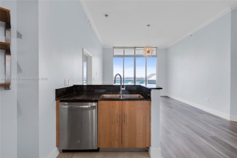 Condo in North Bay Village, Florida, 2 bedrooms  № 1975384 - photo 7