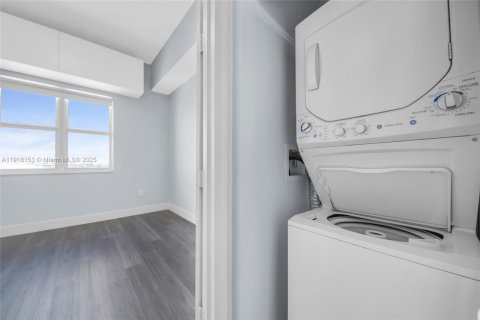 Condo in North Bay Village, Florida, 2 bedrooms  № 1975384 - photo 26