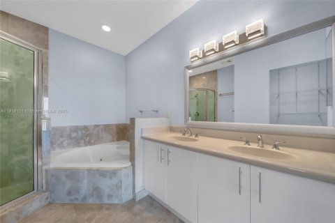 Condo in North Bay Village, Florida, 2 bedrooms  № 1975384 - photo 24