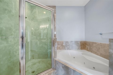 Condo in North Bay Village, Florida, 2 bedrooms  № 1975384 - photo 25