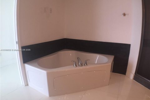 Condo in Sunny Isles Beach, Florida, 2 bedrooms  № 1859961 - photo 11