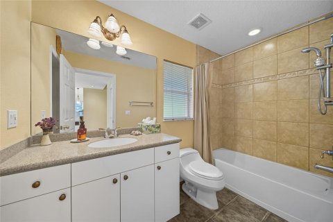 House in Tampa, Florida 3 bedrooms, 300.91 sq.m. № 1912560 - photo 17