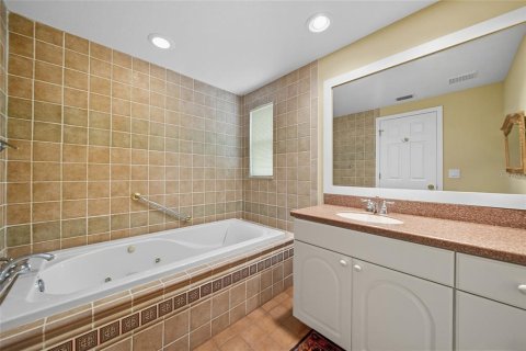 House in Tampa, Florida 3 bedrooms, 300.91 sq.m. № 1912560 - photo 14