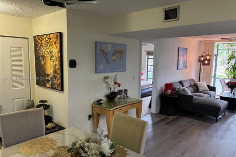 Condo in Lauderhill, Florida, 2 bedrooms  № 1868768 - photo 6