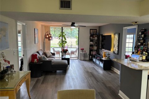 Condo in Lauderhill, Florida, 2 bedrooms  № 1868768 - photo 5