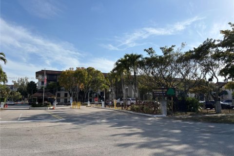 Condo in Lauderhill, Florida, 2 bedrooms  № 1868768 - photo 1