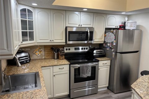 Condo in Lauderhill, Florida, 2 bedrooms  № 1868768 - photo 8
