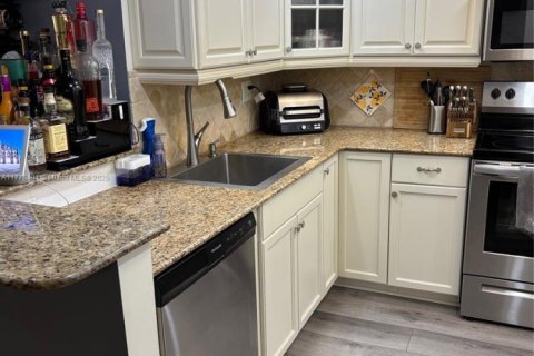 Condo in Lauderhill, Florida, 2 bedrooms  № 1868768 - photo 9