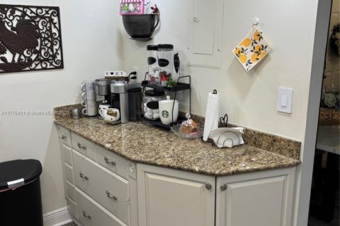 Condo in Lauderhill, Florida, 2 bedrooms  № 1868768 - photo 10