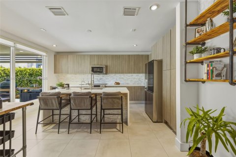 House in Doral, Florida 4 bedrooms, 258.45 sq.m. № 1953660 - photo 26