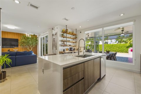 House in Doral, Florida 4 bedrooms, 258.45 sq.m. № 1953660 - photo 29