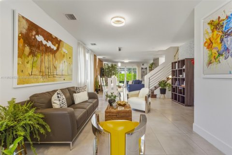 House in Doral, Florida 4 bedrooms, 258.45 sq.m. № 1953660 - photo 13