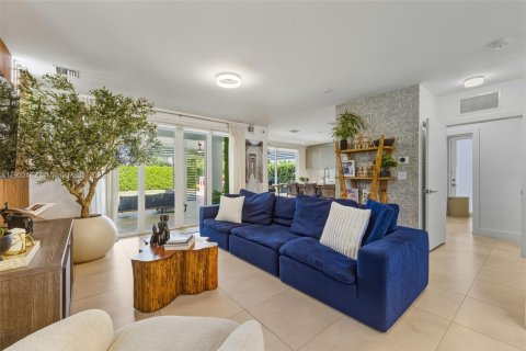 House in Doral, Florida 4 bedrooms, 258.45 sq.m. № 1953660 - photo 22