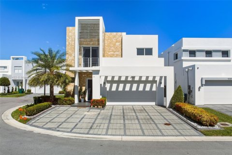 House in Doral, Florida 4 bedrooms, 258.45 sq.m. № 1953660 - photo 7