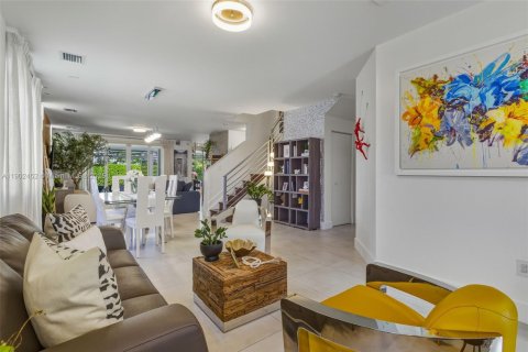 House in Doral, Florida 4 bedrooms, 258.45 sq.m. № 1953660 - photo 2