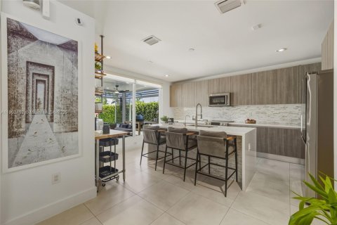 House in Doral, Florida 4 bedrooms, 258.45 sq.m. № 1953660 - photo 3