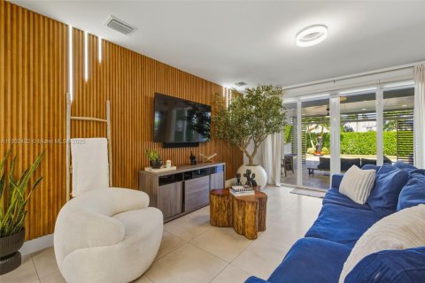 House in Doral, Florida 4 bedrooms, 258.45 sq.m. № 1953660 - photo 21