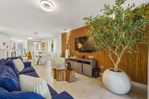 House in Doral, Florida 4 bedrooms, 258.45 sq.m. № 1953660 - photo 24