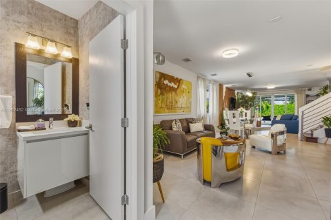 House in Doral, Florida 4 bedrooms, 258.45 sq.m. № 1953660 - photo 11