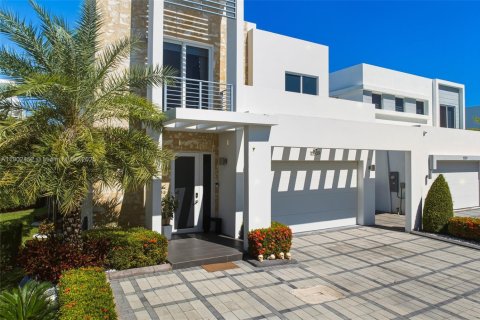 House in Doral, Florida 4 bedrooms, 258.45 sq.m. № 1953660 - photo 9