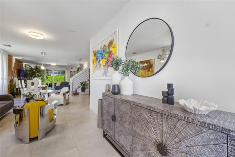 House in Doral, Florida 4 bedrooms, 258.45 sq.m. № 1953660 - photo 10