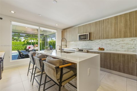 House in Doral, Florida 4 bedrooms, 258.45 sq.m. № 1953660 - photo 28