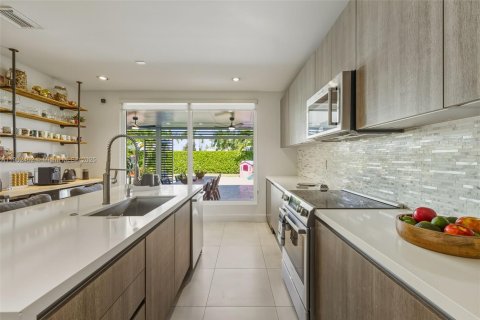 House in Doral, Florida 4 bedrooms, 258.45 sq.m. № 1953660 - photo 30