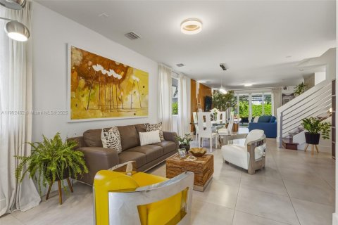 House in Doral, Florida 4 bedrooms, 258.45 sq.m. № 1953660 - photo 14