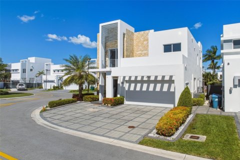 House in Doral, Florida 4 bedrooms, 258.45 sq.m. № 1953660 - photo 1